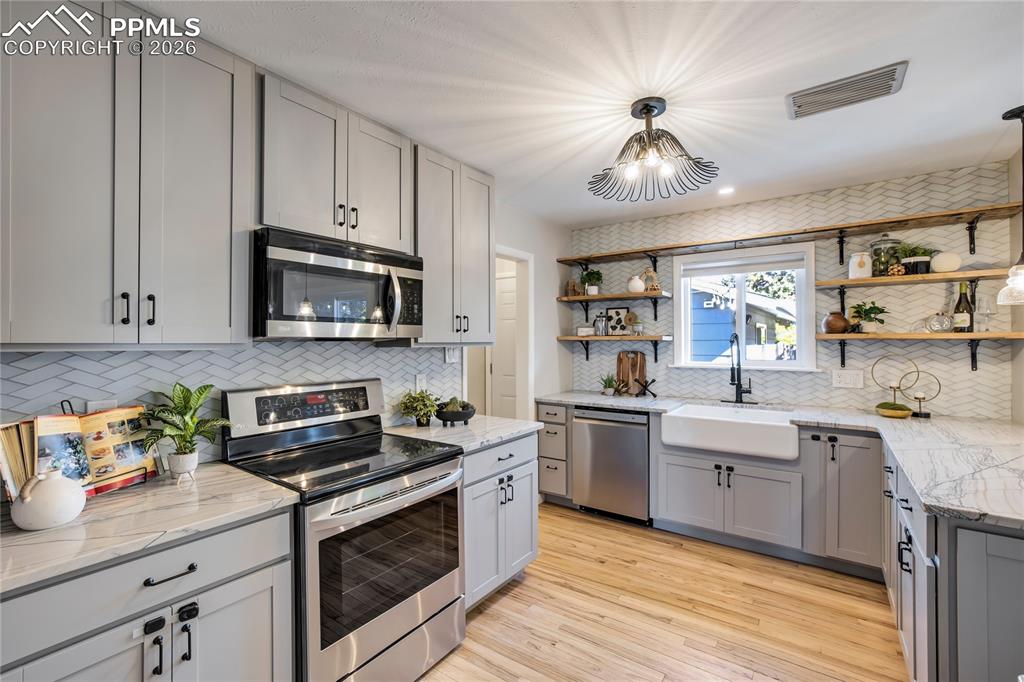 Image 9 of 36: Kitchen