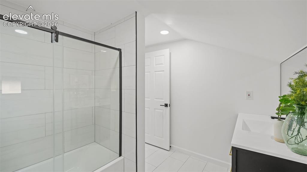 Image 25 of 38: Bathroom
