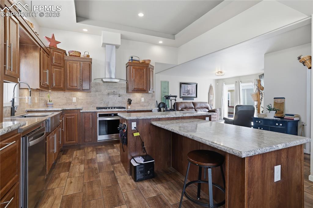 Image 15 of 49: Kitchen