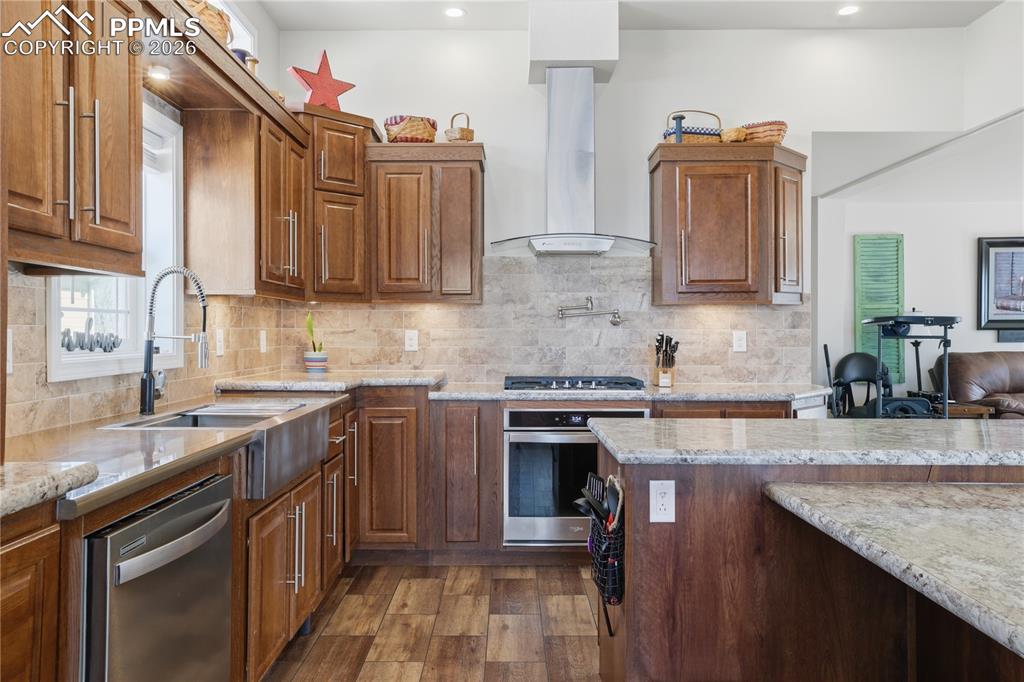 Image 16 of 49: Kitchen