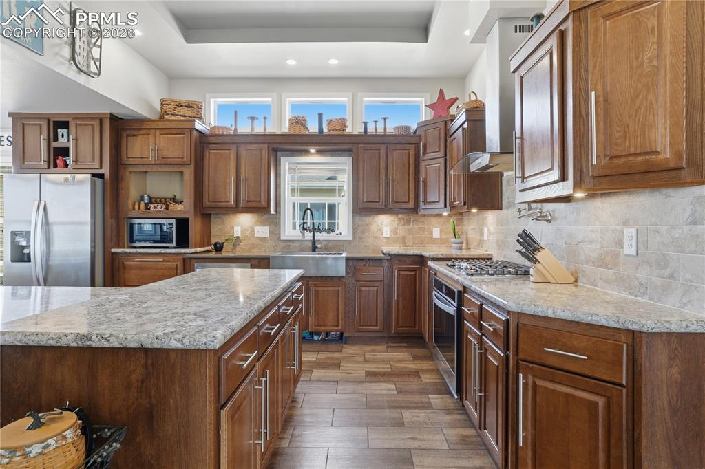 Image 17 of 49: Kitchen