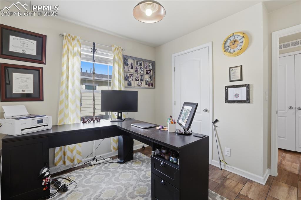 Image 19 of 49: Office