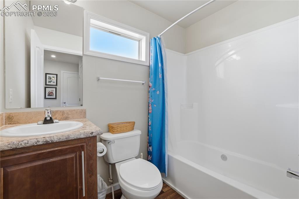 Image 23 of 49: Bathroom