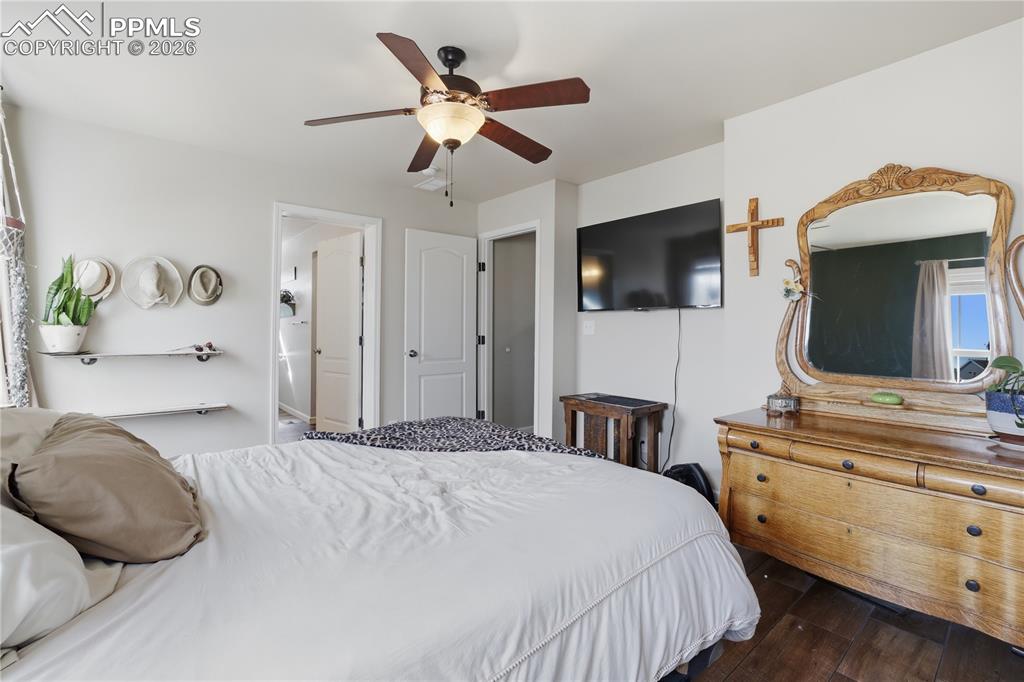 Image 25 of 49: Bedroom