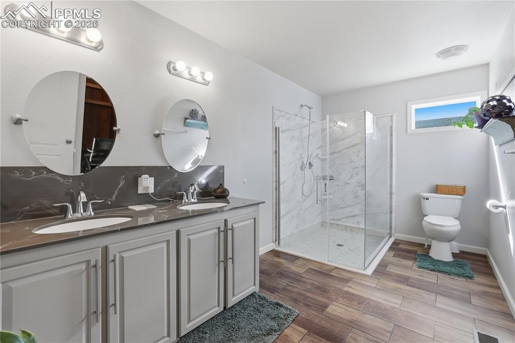 Image 28 of 49: Bathroom