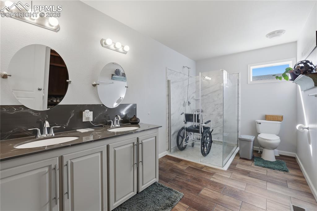 Image 29 of 49: Bathroom