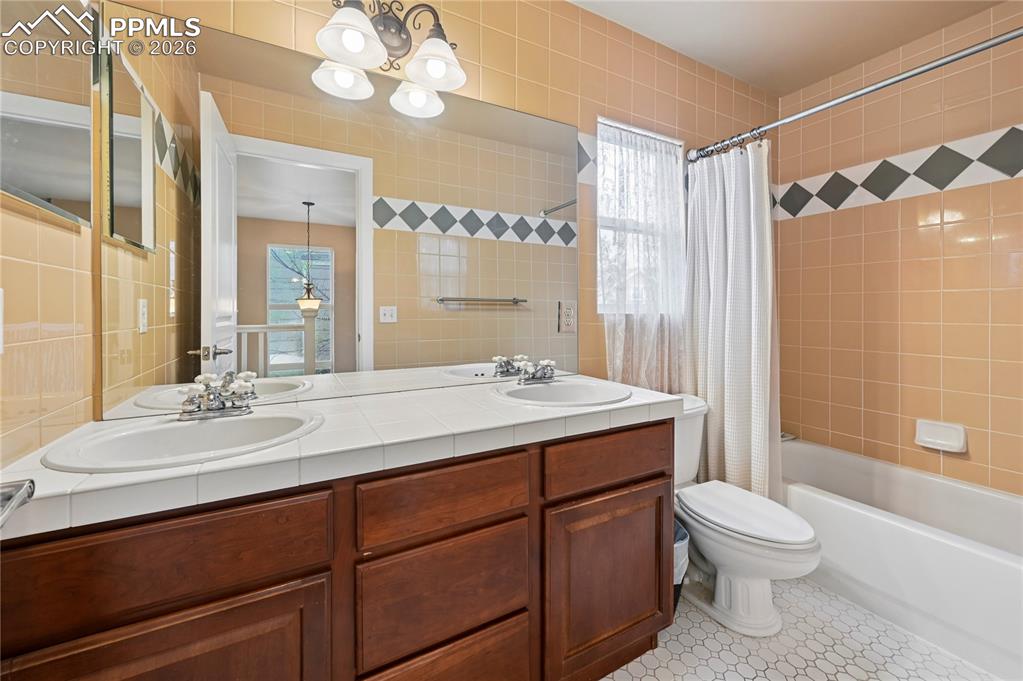 Image 23 of 37: Bathroom