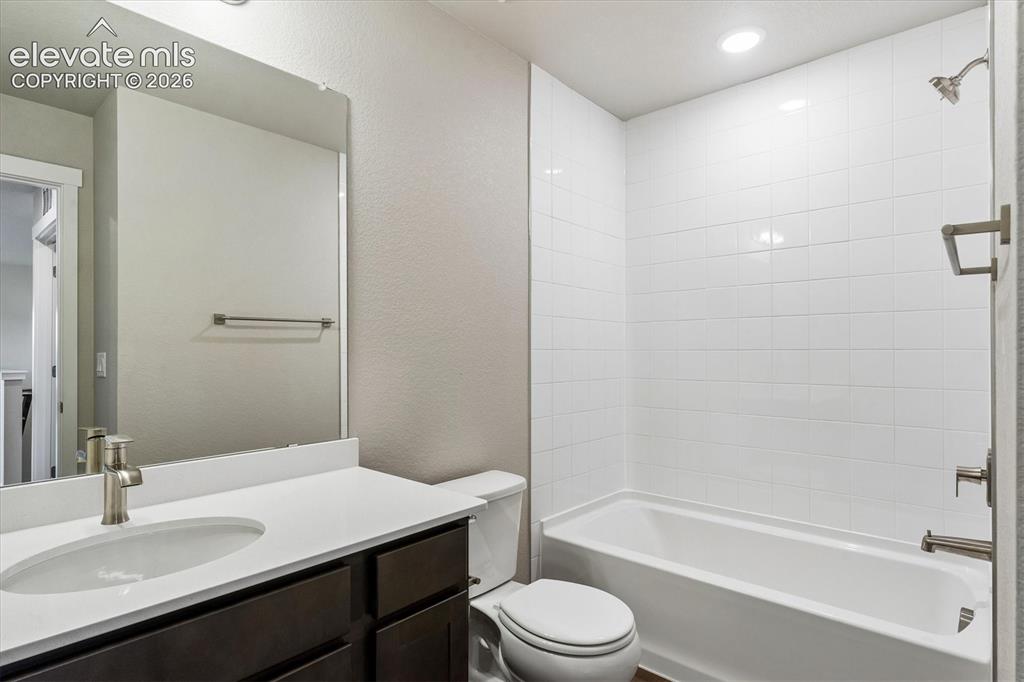 Image 16 of 23: Bathroom