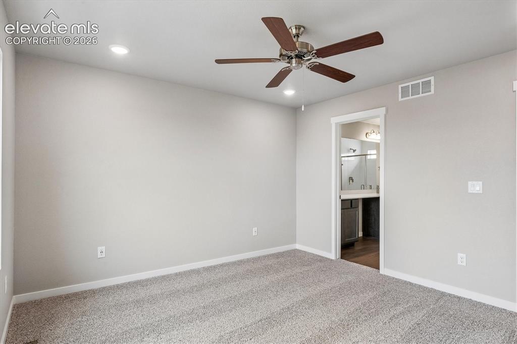 Image 18 of 23: Bedroom