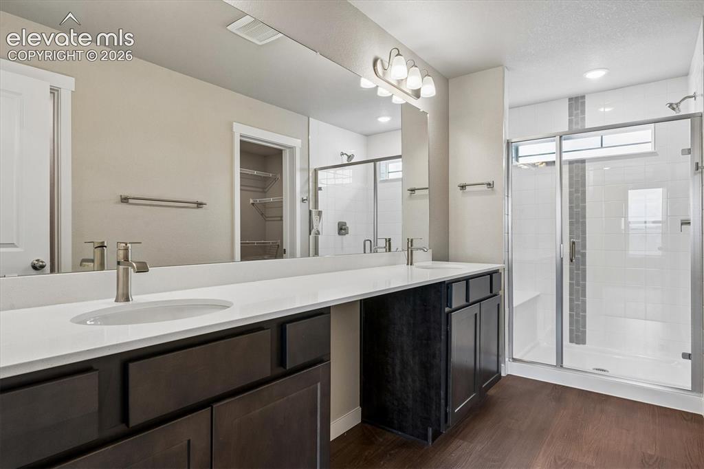 Image 19 of 23: Bathroom