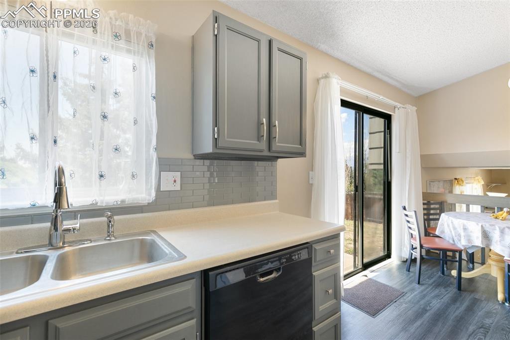 Image 17 of 41: Kitchen