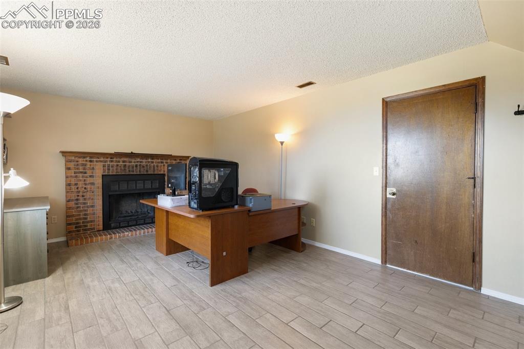 Image 19 of 41: Office