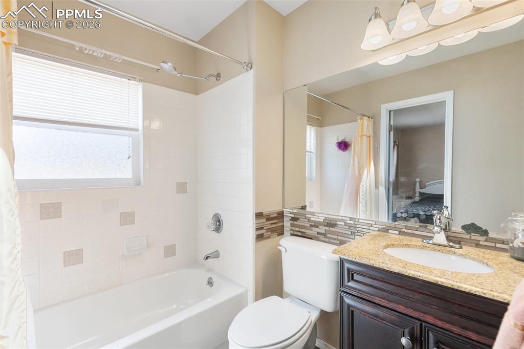 Image 25 of 41: Bathroom