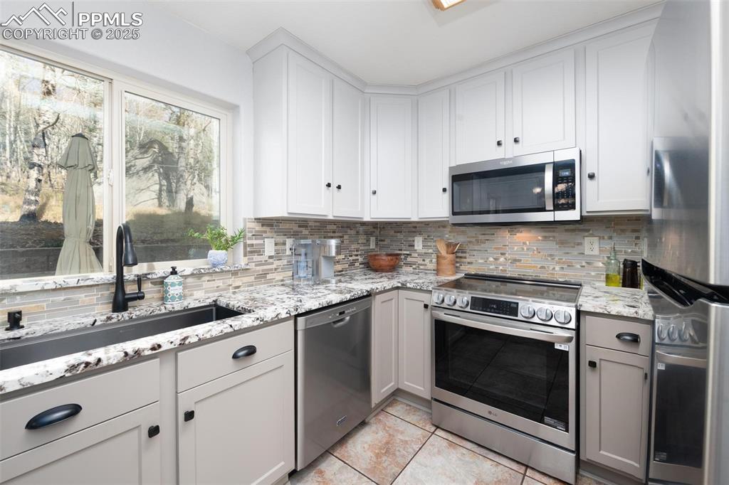 Image 10 of 44: Kitchen