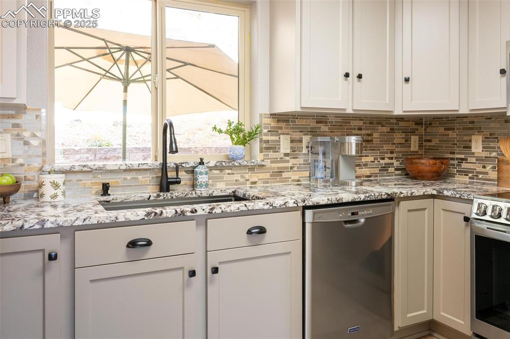 Image 12 of 44: Kitchen