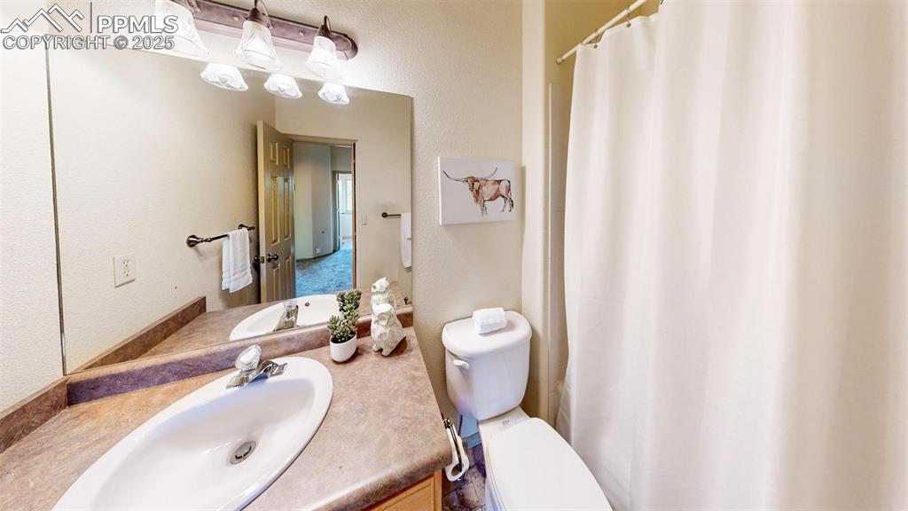 Image 18 of 44: Bathroom