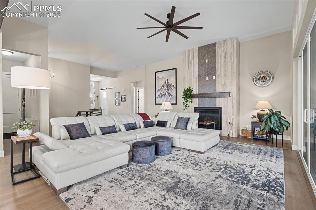 Image 8 of 50: Living Room