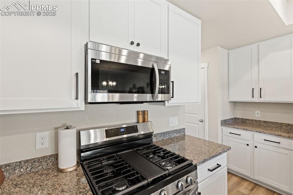 Image 13 of 32: Kitchen