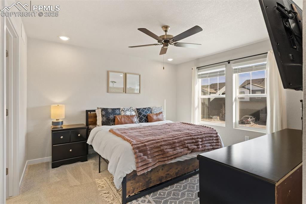 Image 20 of 32: Bedroom