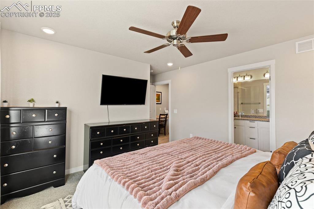 Image 21 of 32: Bedroom