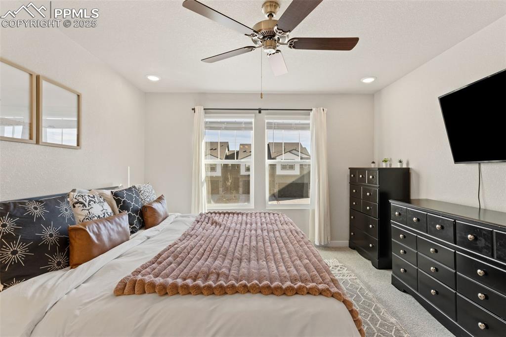 Image 22 of 32: Bedroom