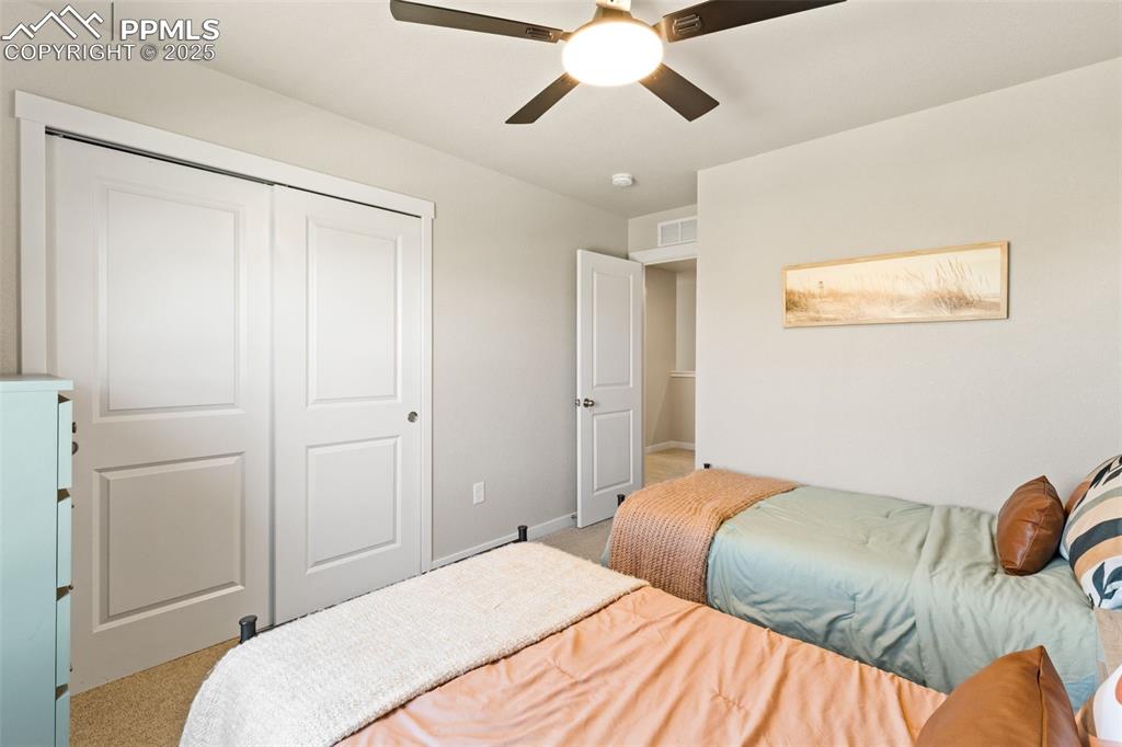 Image 25 of 32: Bedroom