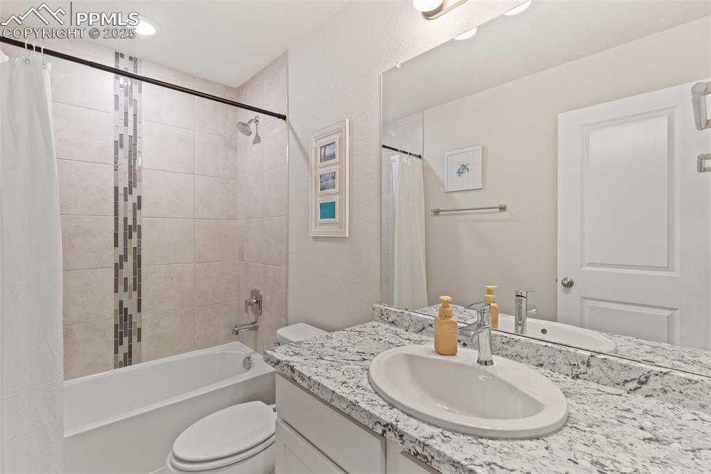 Image 27 of 32: Bathroom