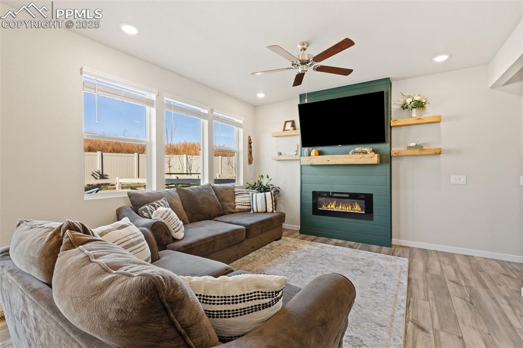 Image 6 of 32: Living Room