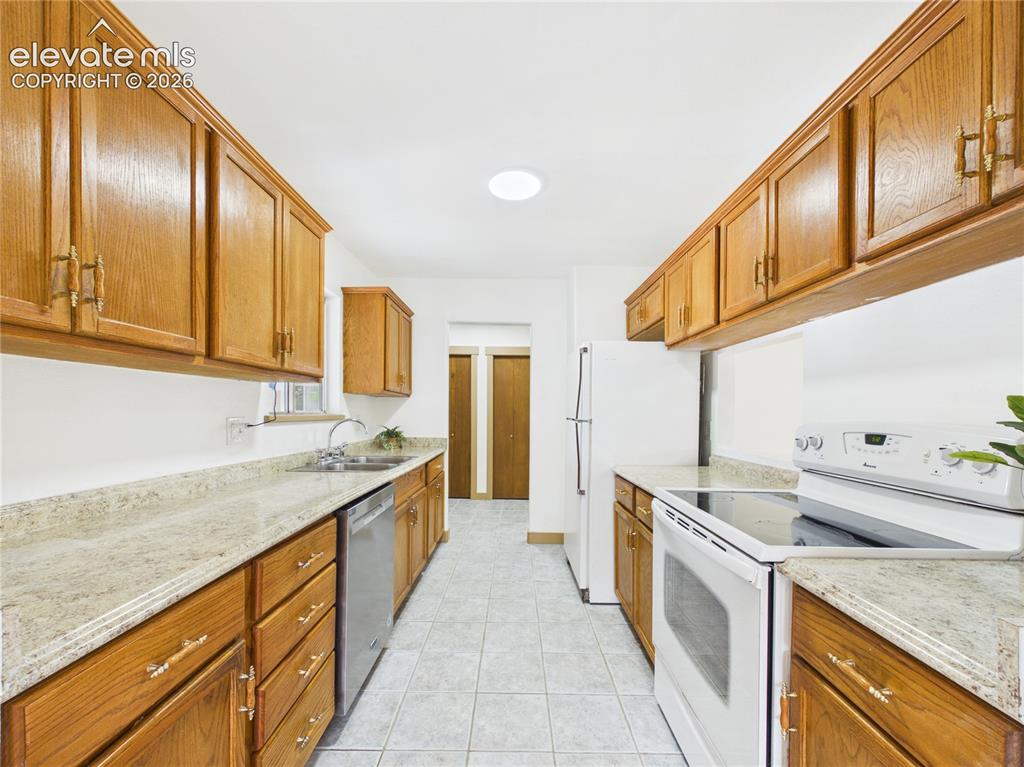 Image 14 of 37: Kitchen