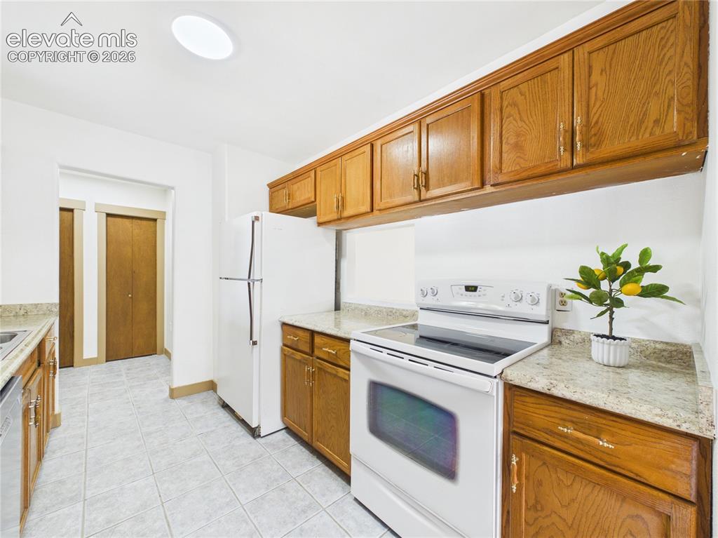 Image 15 of 37: Kitchen