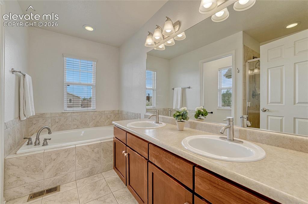 Image 17 of 32: Bathroom