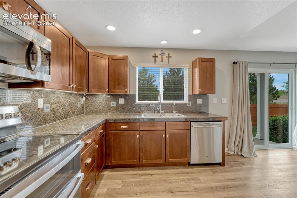 Image 5 of 32: Kitchen