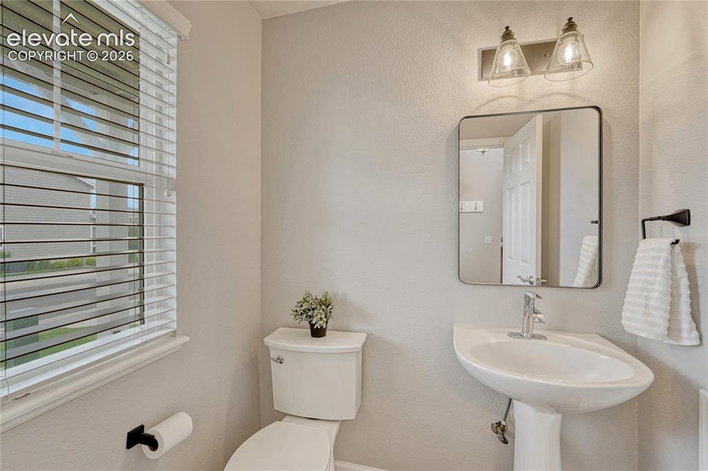 Image 7 of 32: Bathroom
