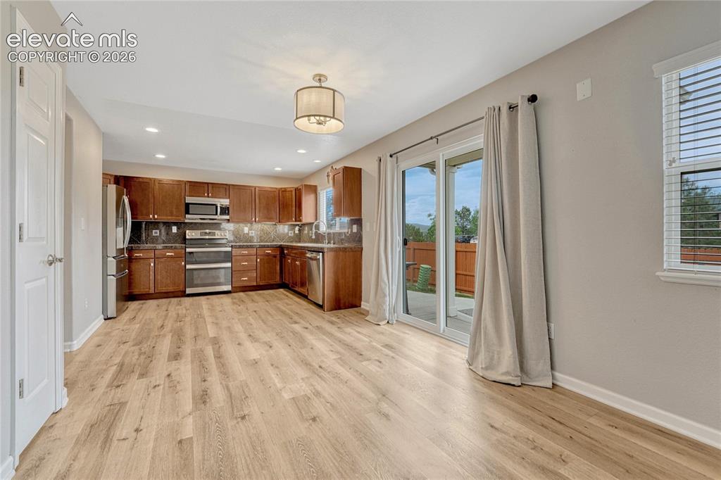 Image 9 of 32: Kitchen