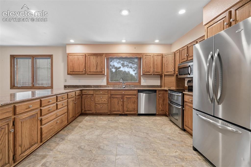 Image 10 of 50: Kitchen