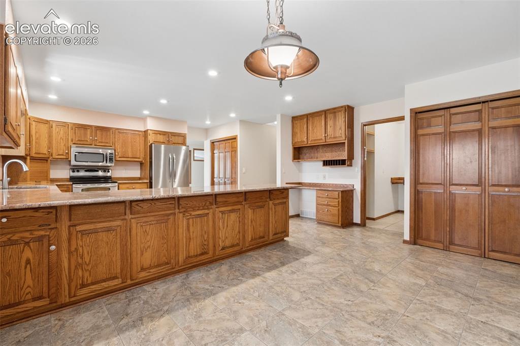 Image 12 of 50: Kitchen
