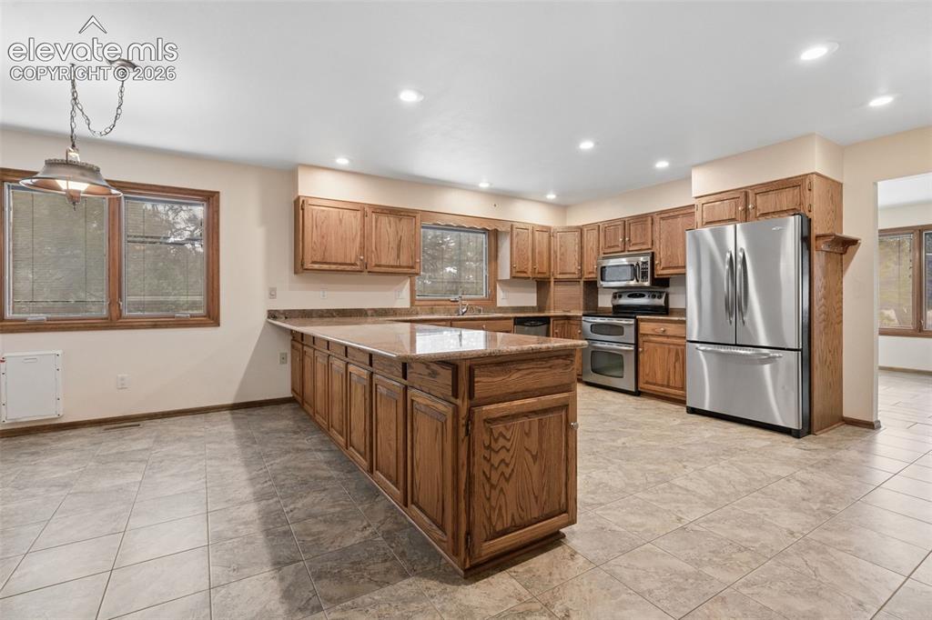 Image 14 of 50: Kitchen