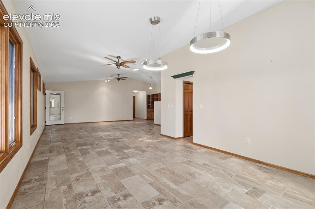 Image 8 of 50: Dining Area
