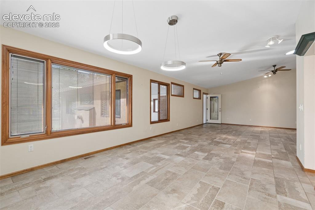 Image 9 of 50: Dining Area
