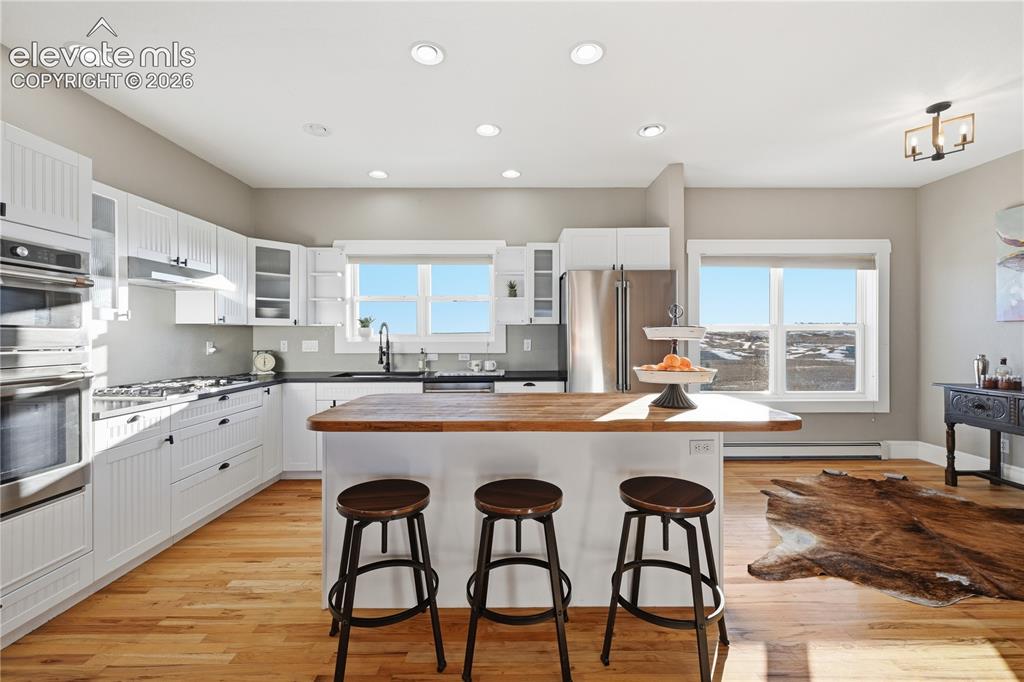Image 15 of 50: Kitchen