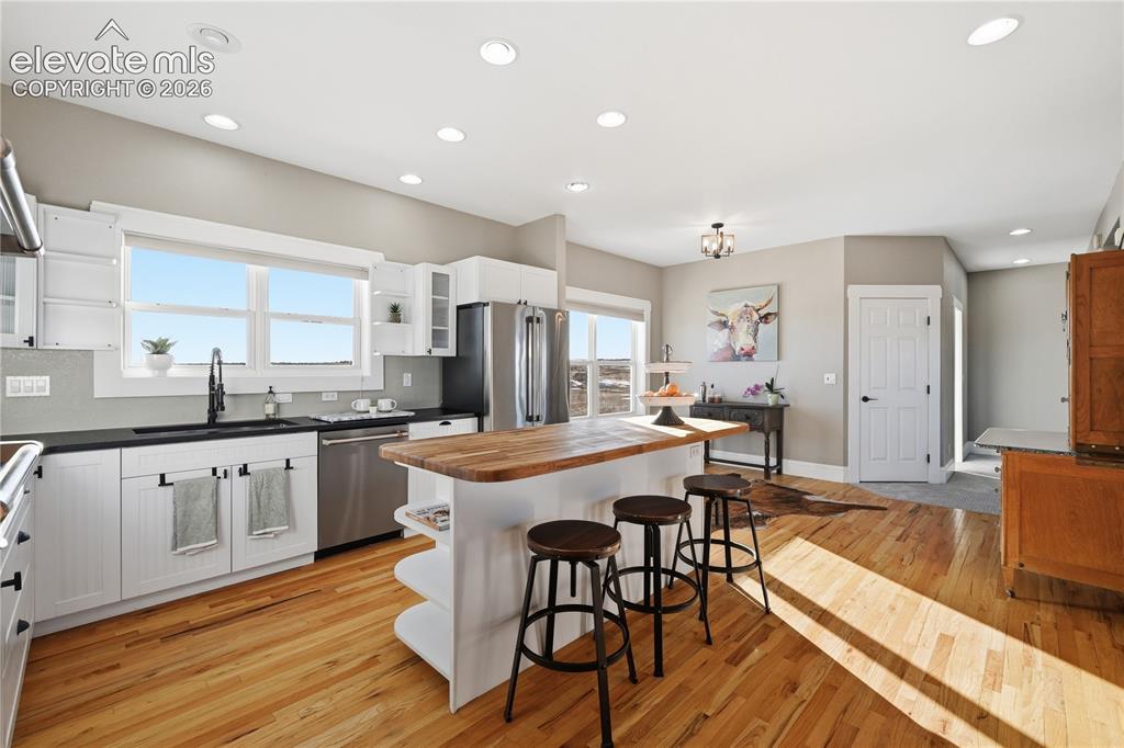 Image 16 of 50: Kitchen