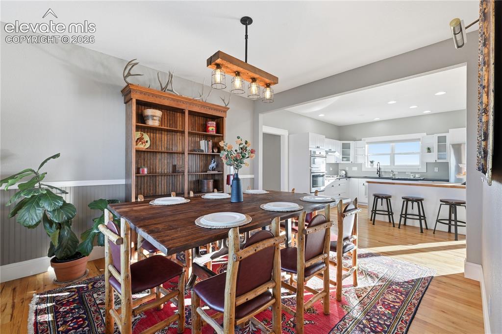 Image 19 of 50: Dining Area
