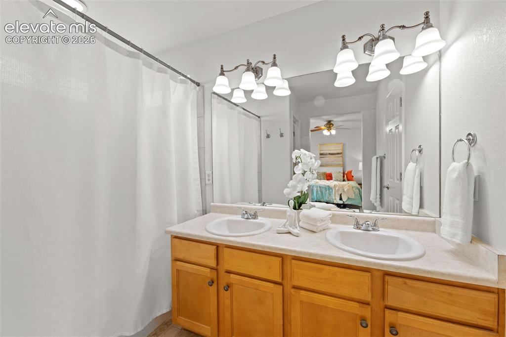 Image 16 of 31: Garden tub shower combo