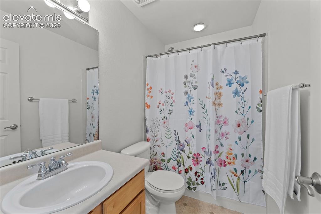 Image 20 of 31: Full bath on upper level