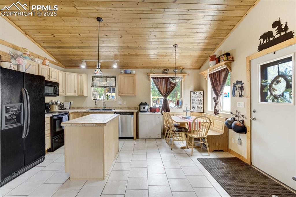Image 12 of 50: Kitchen