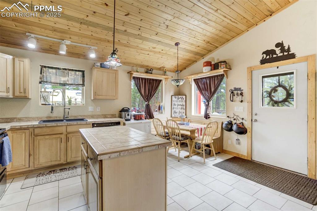 Image 14 of 50: Kitchen