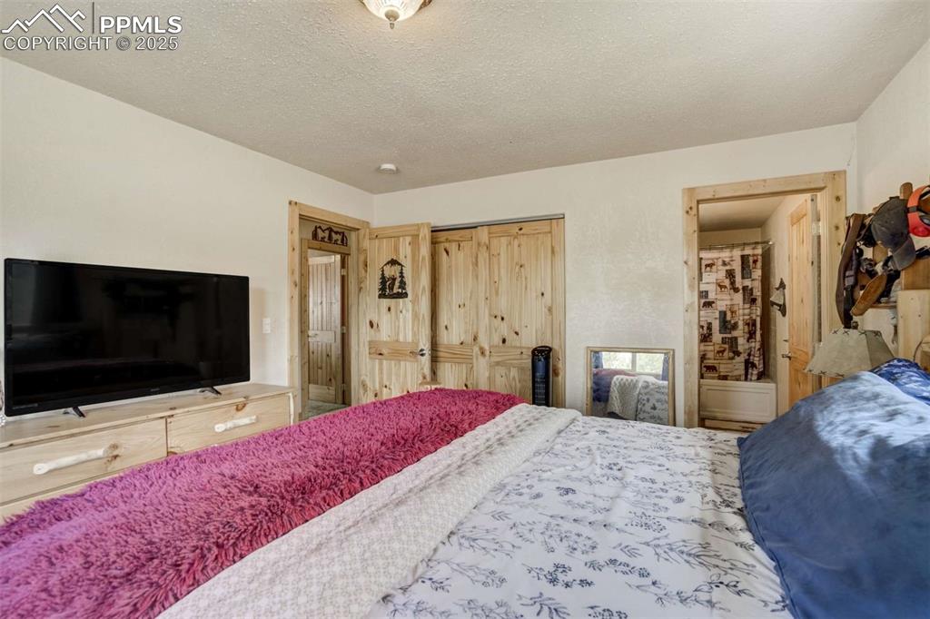 Image 17 of 50: Bedroom
