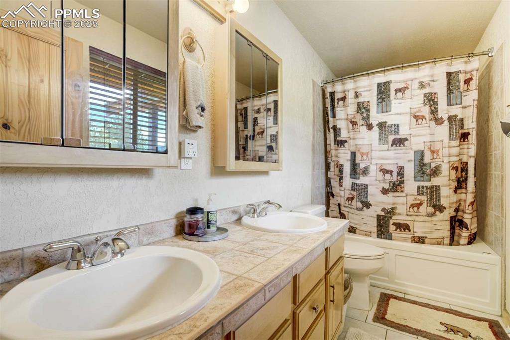 Image 18 of 50: Bathroom