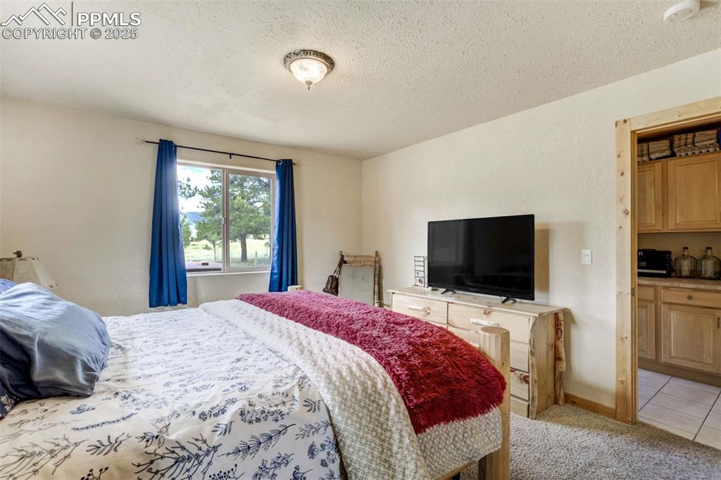 Image 19 of 50: Bedroom