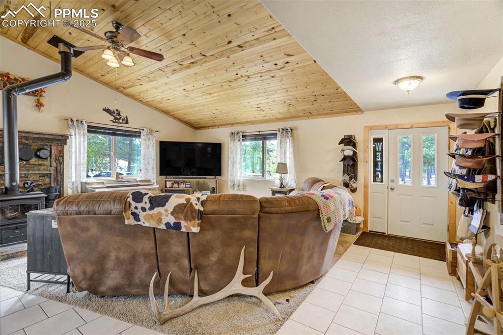 Image 9 of 50: Living Room